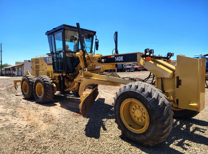 Motoniveladora Caterpillar 140K ano 2018 com 4500 horas, ripper traseiro, em SP
