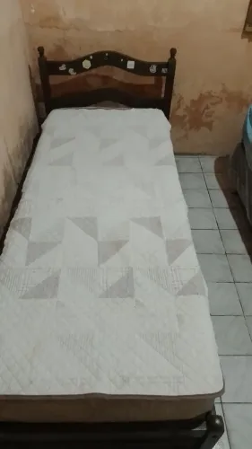 Cama de solteiro com colchão em bom estado de uso 