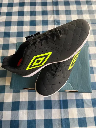 Chuteira de Futsal Umbro Nova (nunca usada)