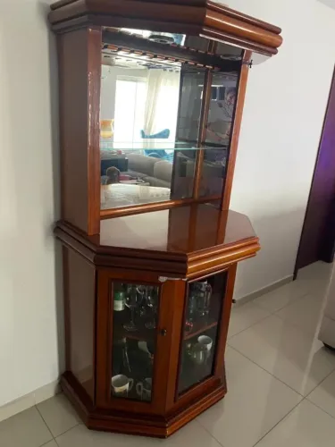 Bar, estilo cristaleira, em madeira e espelho