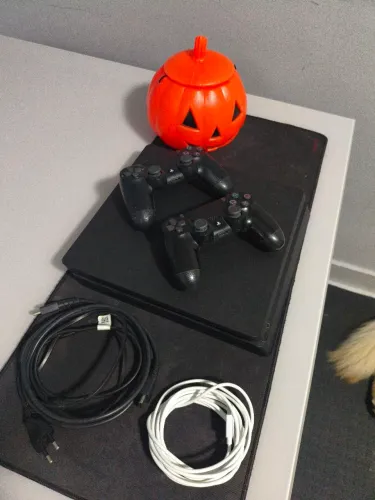 Playstation 4, Semi-novo, 2 controles, (cabo HDMI, alimentação e controle ?)