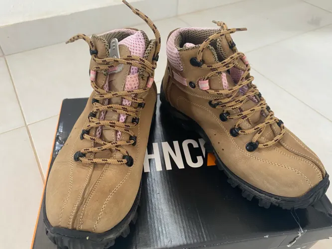 Bota adventure feminina em couro