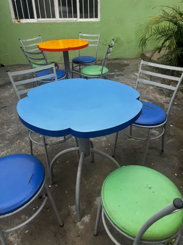 Mesa  com cadeiras 
