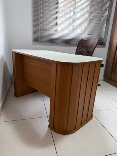 Mesa de Escritório/Estudos Nova em Madeira com Tampo Branco e Gaveta