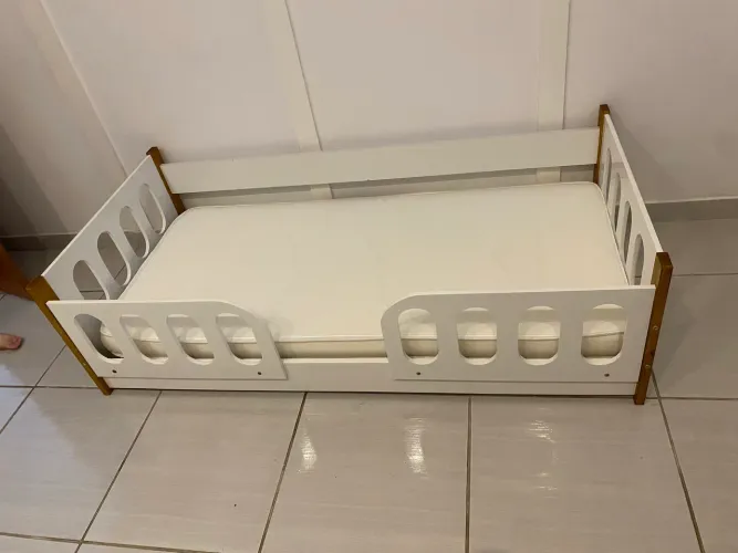 Cama montessoriana infantil 