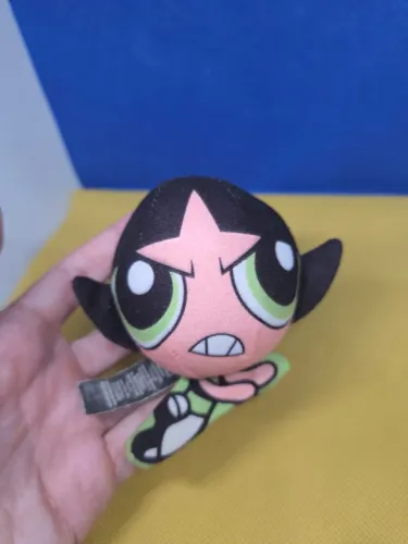 Boneca de pelúcia da personagem Docinho