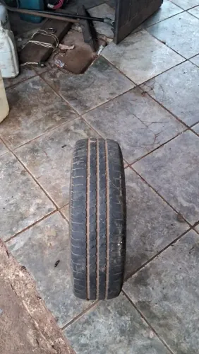 Vendo peneu aro 13 em boas condições e tem 2 macarão, troco por algo do meu interesse