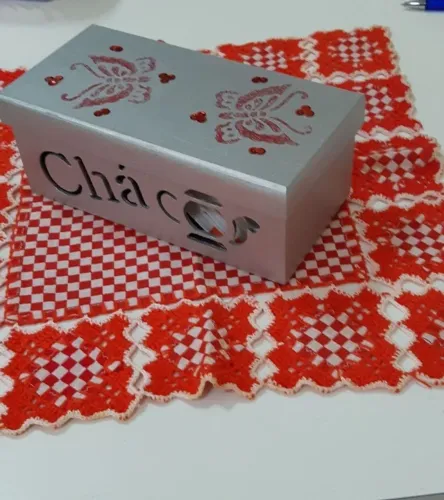 porta sachê para chá mdf e toalhinha tecido e crochê