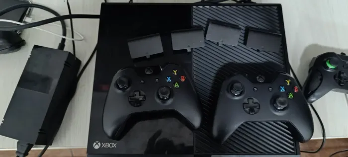 Xbox one com dois controles 