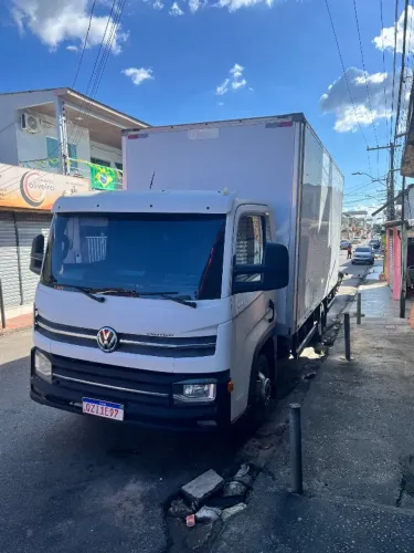 Caminhão baú 6.160 delivery