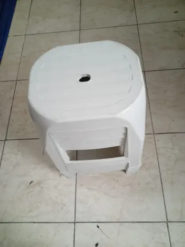 Banquinho de plástico empilhável