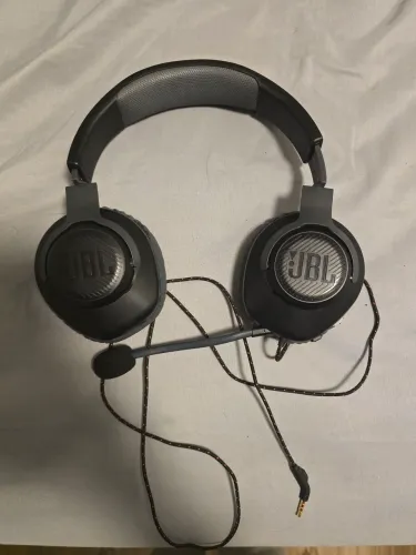 Fone JBL Quantum 100 / Apenas com desgaste na almofada. 