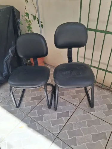 2cadeiras de escritório em  couro 