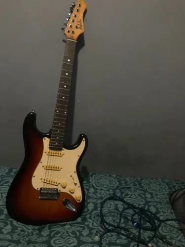 Guitarra Stratocaster Dolphin Sunburst + Cabo + Adaptador PC
