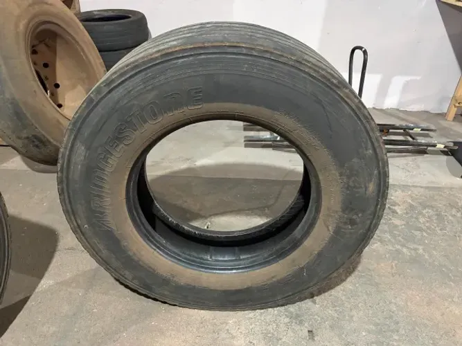 2 pneus caminhão