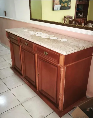 Balcão em madeira maciça com tampo de mármore travertino 