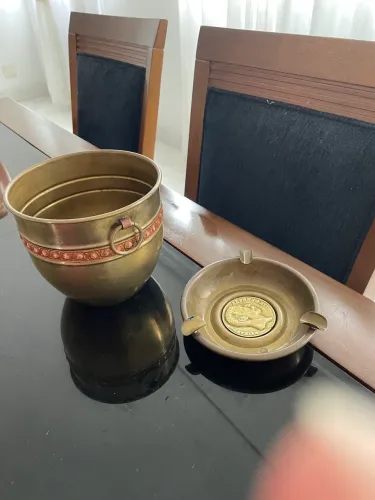 Vendo um cinzeiro é um jarro prata para decoração