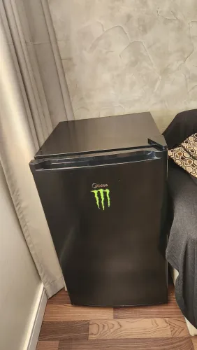 Vendo Frigobar Midea 124L Preto com Ótimo Espaço Interno