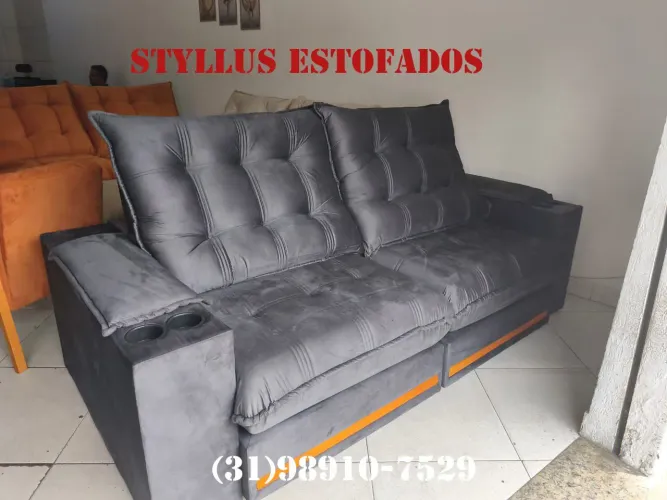 Sofá retrátil com porta copos 