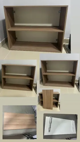 Armário aéreo com 2 nichos em MDF, na cor marrom. E uma mesa em MDF, portátil.