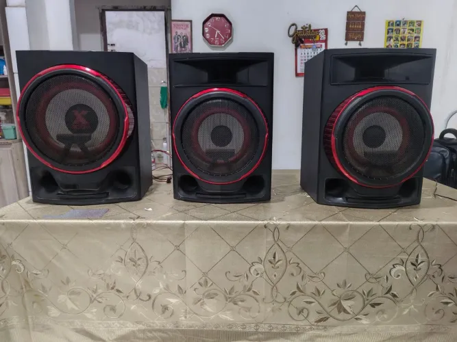 Três caixas de som da cj88 250w de potência