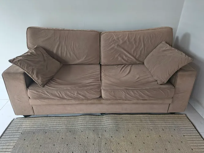 VENDE - SE UM SOFÁ E UM TAPETE.