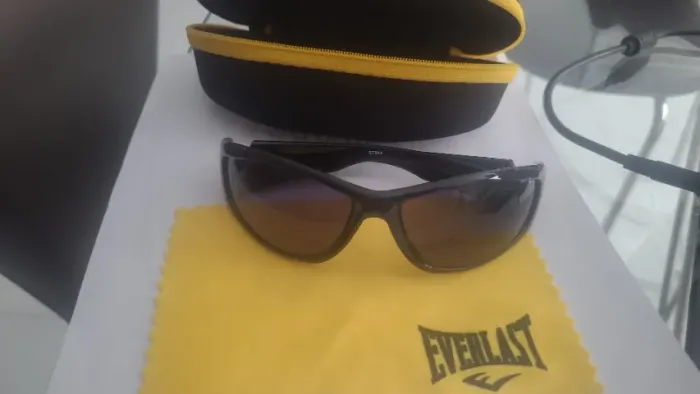 Óculos de sol feminino esportivo marca everlast.