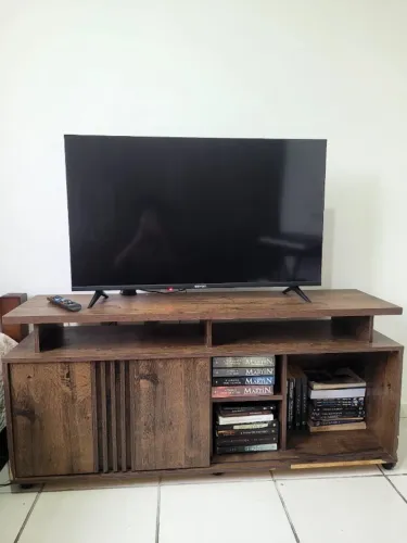 Hack para TV estilo rustico/industrial com espaço interno e divisórias
