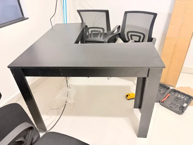 Mesa de escritório/estudo montada nova nunca utilizada