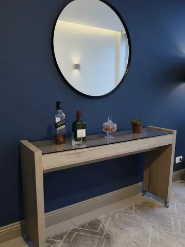 Aparador em MDF com tampo de vidro temperado