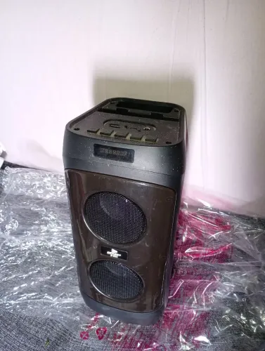 Vendo caixa de som novo funcionando perfeitamente valor 400 reais 