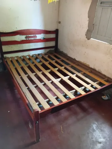 Vendo cama de casal base madeira+colchão de mola