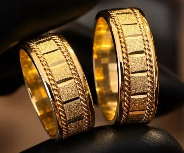 Alianças Texturizadas em Ouro 18k 750