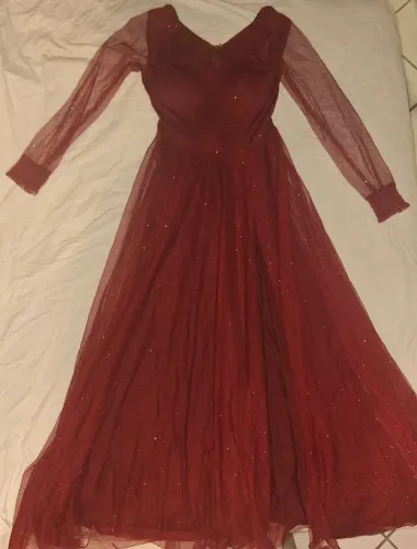 Vestido de Festa Longo Vinho Brilhante com Mangas Longas em Tule e Fenda
