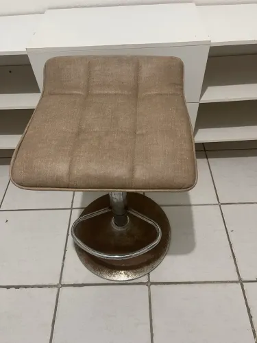 Banqueta regulável com base disco