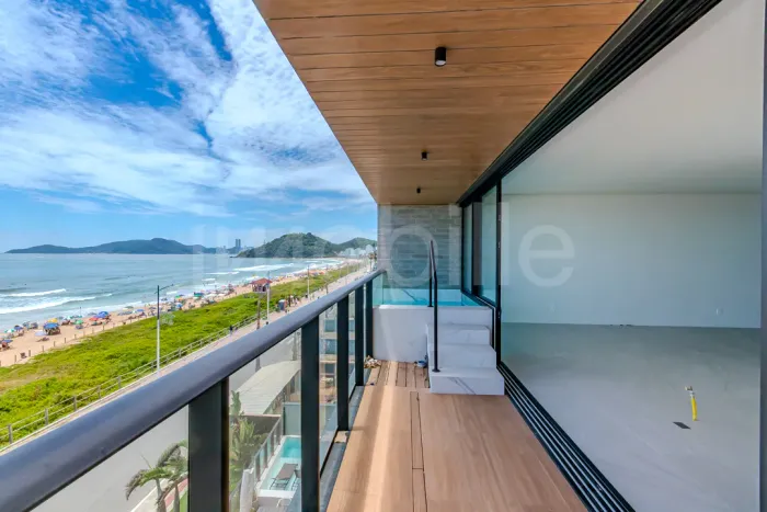 Apartamento frente mar no Edifício Sunrise na Praia Brava em Itajaí.