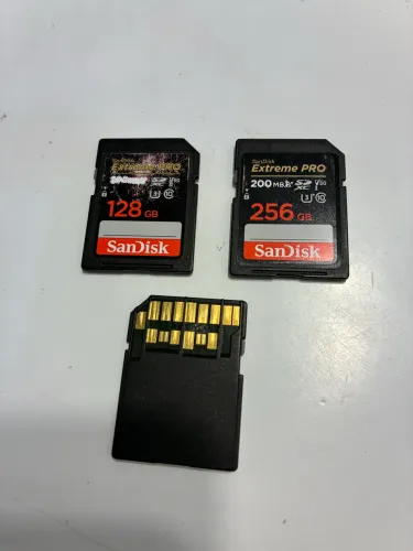 2 Cards Extreme 128gb 300 mbs + Card 256gb 200mbs