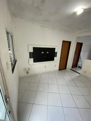 Imóvel á venda com 2/4, sala, cozinha, banheiro, área de serviço, laje livre e ventilada.