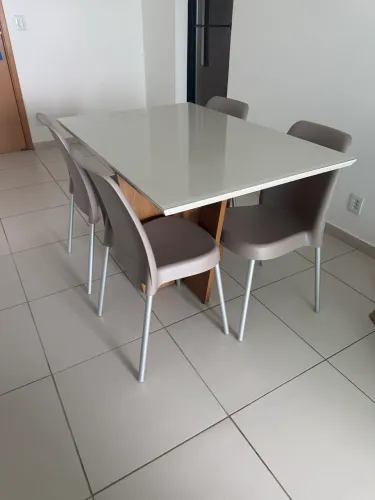 Mesa com 4 cadeiras - Madeira com Vidro