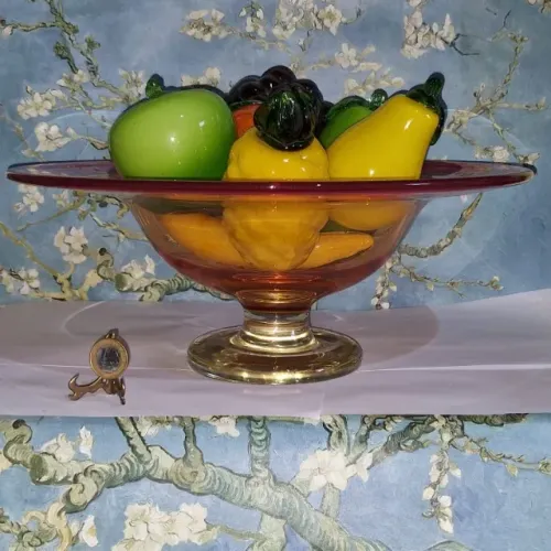 Murano.Grande Fruteira de cristal rubi em degradê com pé e 8 frutas de murano. Sem avarias