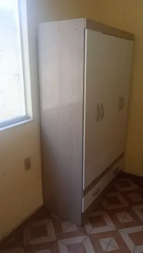 Guarda roupa solteiro 4 portas e 2 gavetas, em madeira, usado, na cor branco e bege.