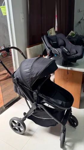 Carrinho de bebê com Moisés e bebê conforto Kiddo