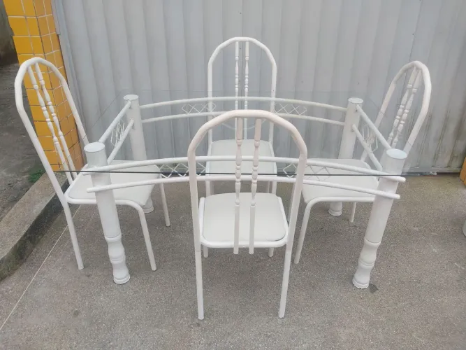 Vende-se Mesa de 4 cadeiras com tampo de vidro 4mm. Valor 350,00.