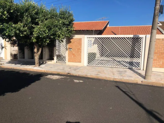 Casa para Aluguel no Jardim Aclimação (São José do Rio Preto) 4 Suítes, Piscina e Varanda