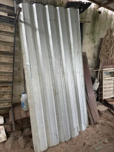 TELHAS DE ALUMÍNIO, PORTAS E JANELAS DE MADEIRA E VIGAS DE FERRO 