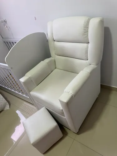 Poltrona de Amamentação Branca + Puff