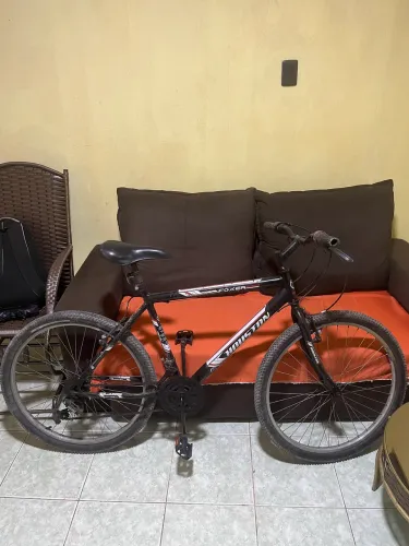 Bicicleta aro 26 Houston cor preta semi nova 