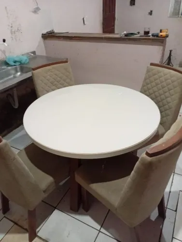 Mesa com 4 cadeiras
