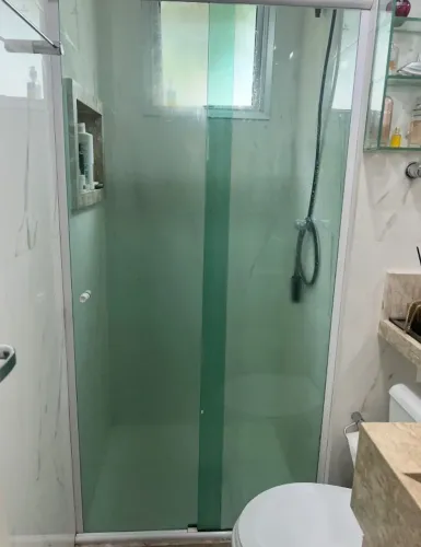 Porta de box de vidro verde