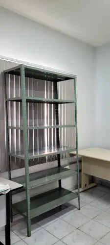 Estante de aço